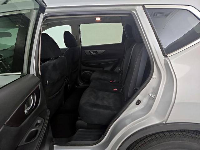 Photo of 2016 Silver Nissan Rogue