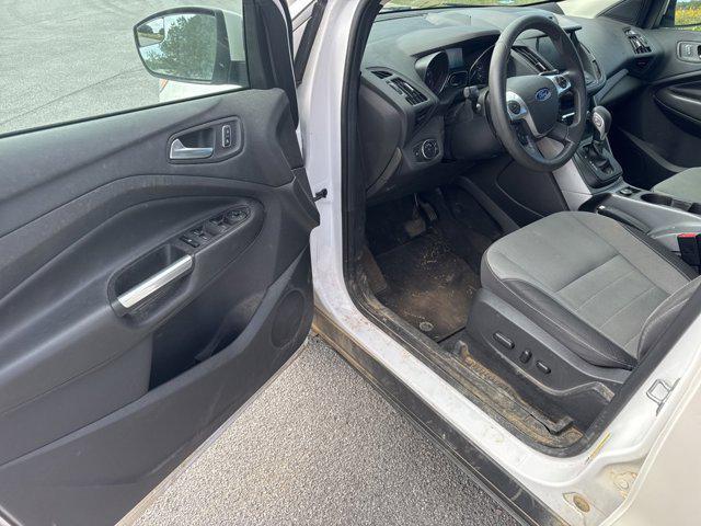 Photo of 2014 White Platinum Ford Escape