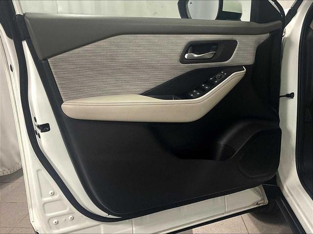 Photo of 2023 Pearl White Tricoat Nissan Rogue