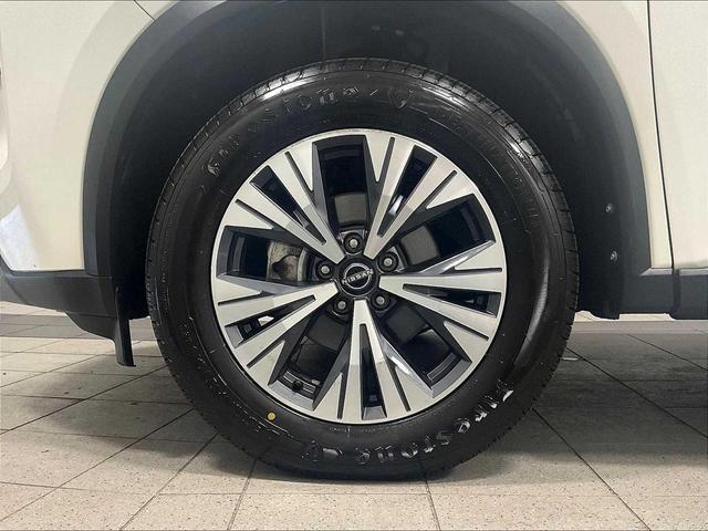 Photo of 2023 Pearl White Tricoat Nissan Rogue