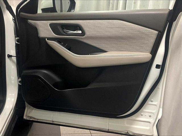 Photo of 2023 Pearl White Tricoat Nissan Rogue