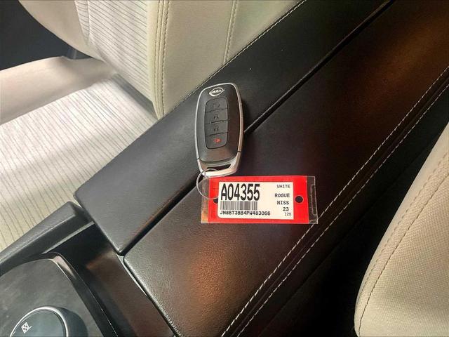 Photo of 2023 Pearl White Tricoat Nissan Rogue