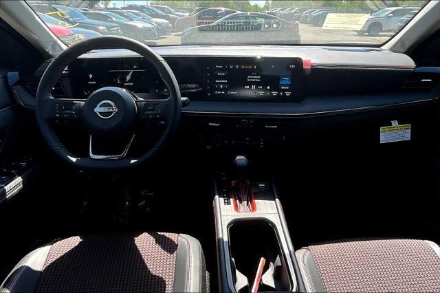 Photo of 2025 Aspen White Tricoat Nissan Kicks