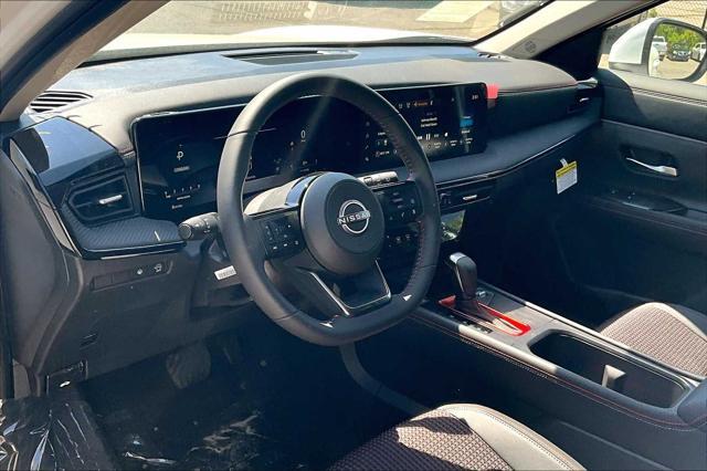 Photo of 2025 Aspen White Tricoat Nissan Kicks