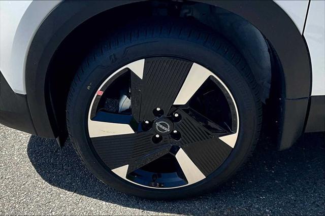 Photo of 2025 Aspen White Tricoat Nissan Kicks