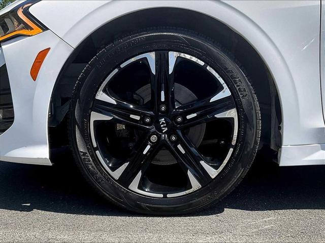 Photo of 2021 Glacial White Pearl Kia K5