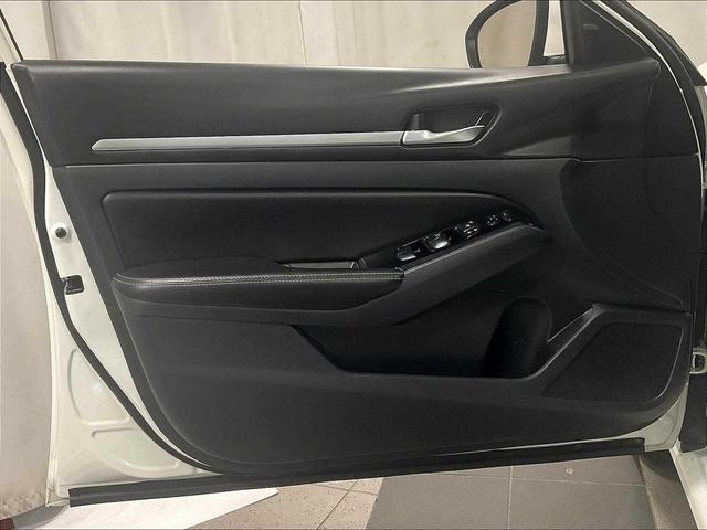 Photo of 2023 Pearl White Tricoat Nissan Altima