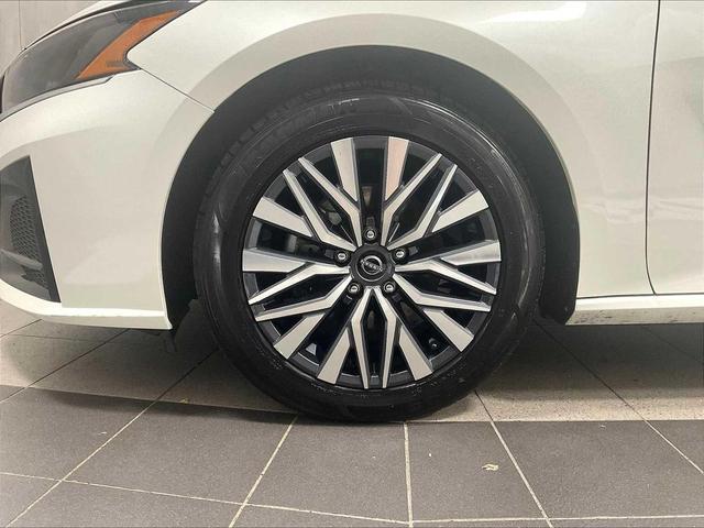 Photo of 2023 Pearl White Tricoat Nissan Altima