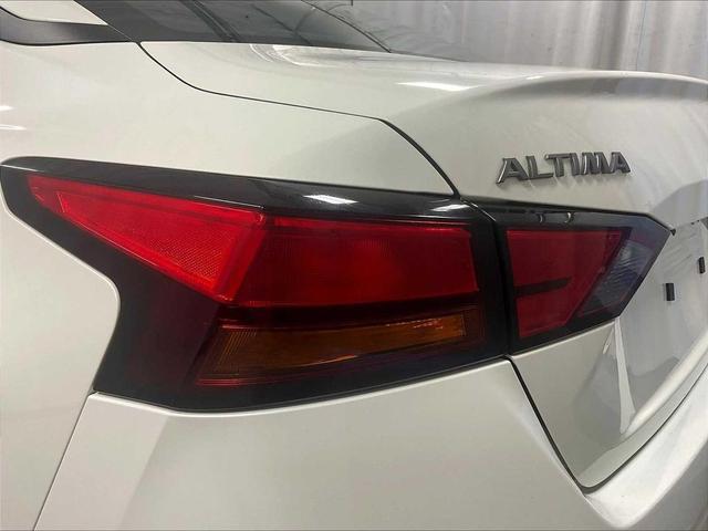 Photo of 2023 Pearl White Tricoat Nissan Altima