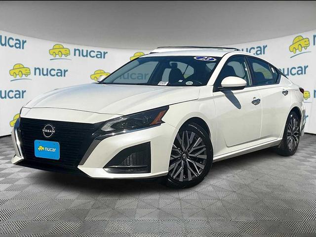 Photo of 2023 Pearl White Tricoat Nissan Altima