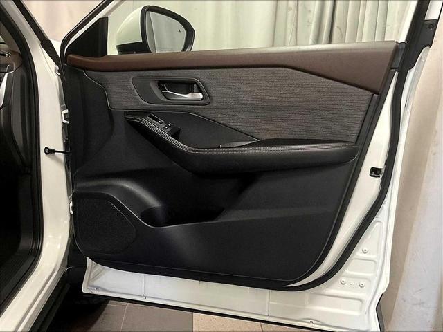 Photo of 2023 Pearl White Tricoat Nissan Rogue