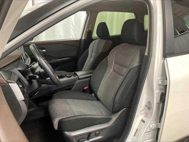 Photo of 2023 Pearl White Tricoat Nissan Rogue