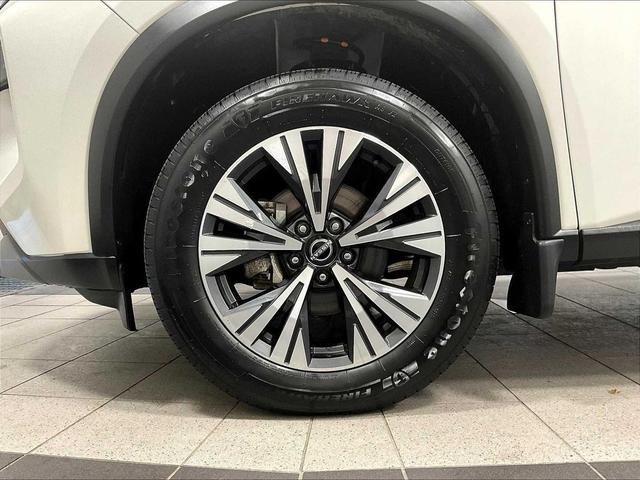 Photo of 2023 Pearl White Tricoat Nissan Rogue