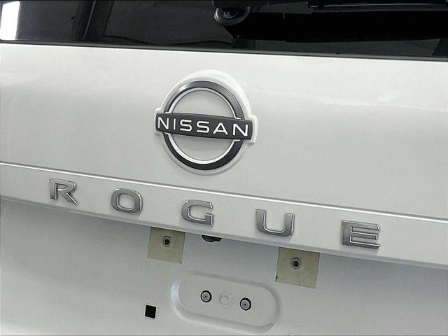 Photo of 2023 Pearl White Tricoat Nissan Rogue