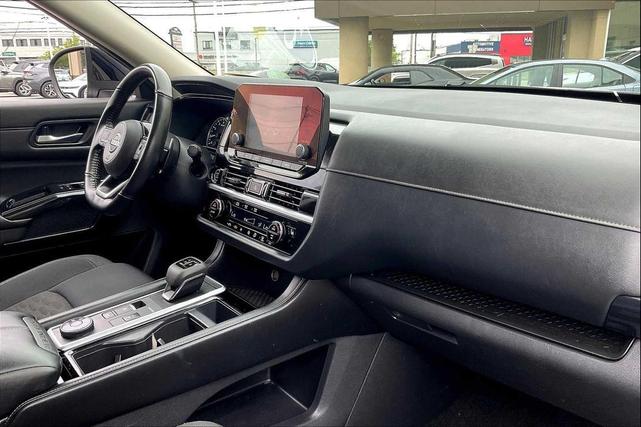 Photo of 2022 Super Black Nissan Pathfinder