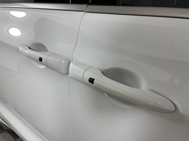 Photo of 2025 Bright White Clearcoat Chrysler Pacifica