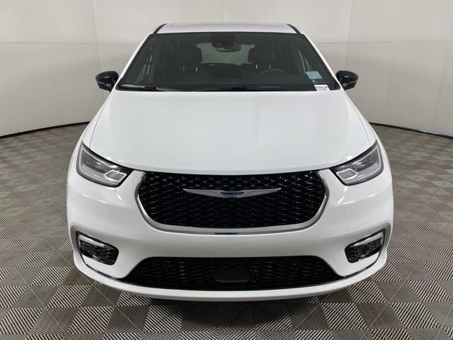 Photo of 2025 Bright White Clearcoat Chrysler Pacifica