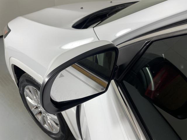 Photo of 2018 Bright White Clearcoat Jeep Cherokee