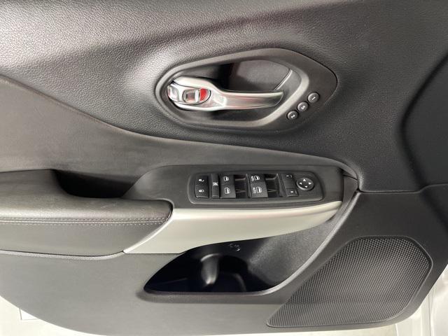Photo of 2018 Bright White Clearcoat Jeep Cherokee