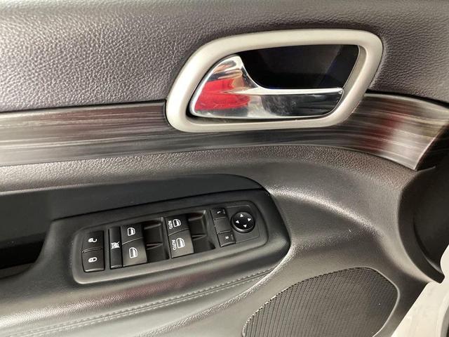 Photo of 2020 Bright White Clearcoat Jeep Grand Cherokee