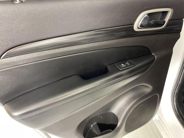 Photo of 2020 Bright White Clearcoat Jeep Grand Cherokee