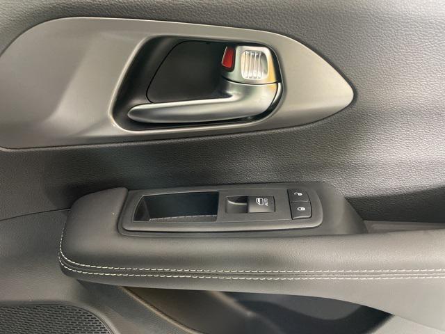 Photo of 2025 Fathom Blue Pearlcoat Chrysler Pacifica