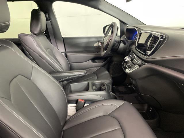 Photo of 2025 Fathom Blue Pearlcoat Chrysler Pacifica