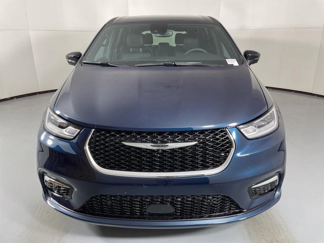 Photo of 2025 Fathom Blue Pearlcoat Chrysler Pacifica