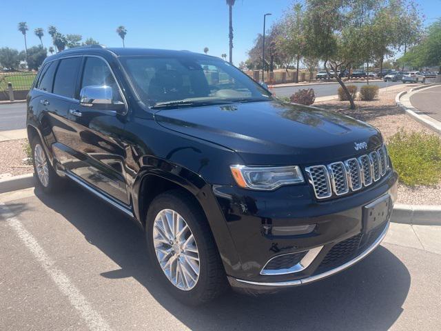 Photo of 2018 Diamond Black Crystal Pearlcoat Jeep Grand Cherokee