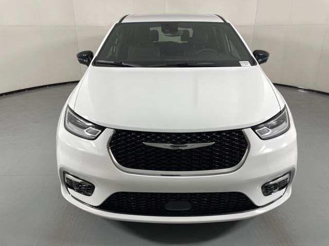 Photo of 2025 Bright White Clearcoat Chrysler Pacifica