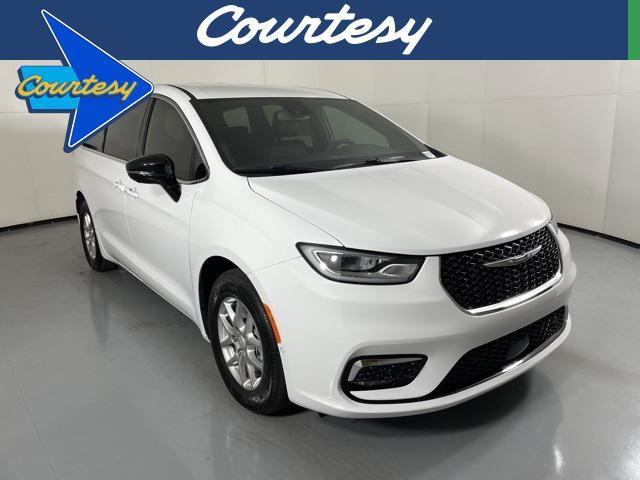 Photo of 2025 Bright White Clearcoat Chrysler Pacifica