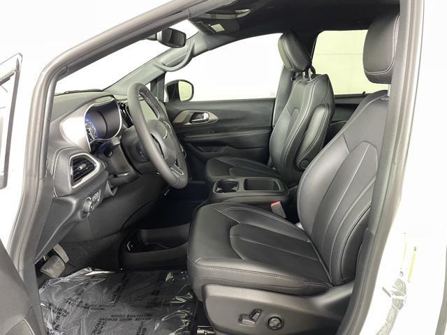 Photo of 2025 Bright White Clearcoat Chrysler Pacifica