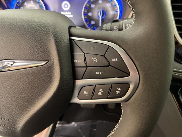 Photo of 2025 Bright White Clearcoat Chrysler Pacifica