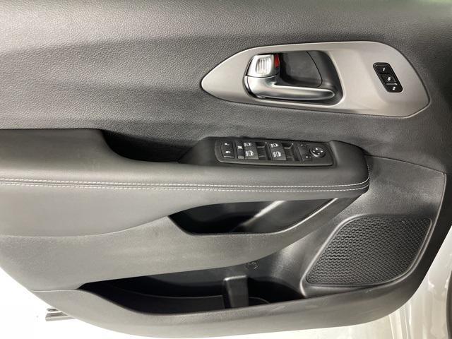 Photo of 2025 Bright White Clearcoat Chrysler Pacifica