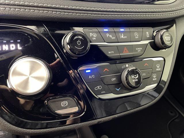 Photo of 2025 Bright White Clearcoat Chrysler Pacifica