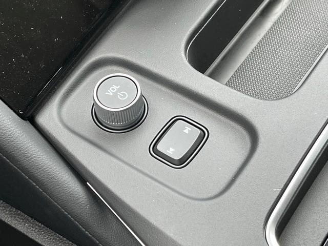 Photo of 2025 Platinum White Acura MDX