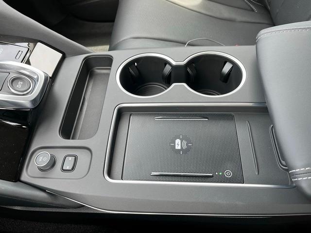 Photo of 2025 Platinum White Acura MDX