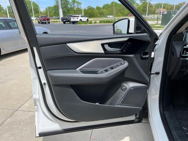 Photo of 2025 Platinum White Acura MDX