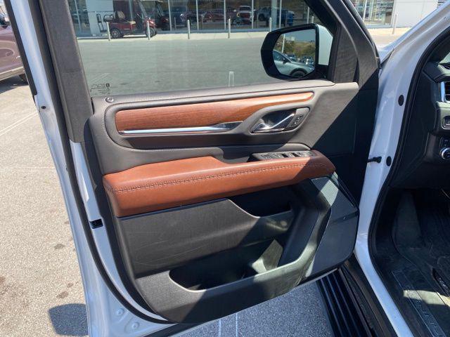 Photo of 2023 White Frost Tricoat GMC Yukon XL
