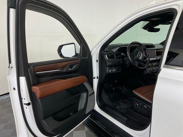 Photo of 2023 White Frost Tricoat GMC Yukon XL