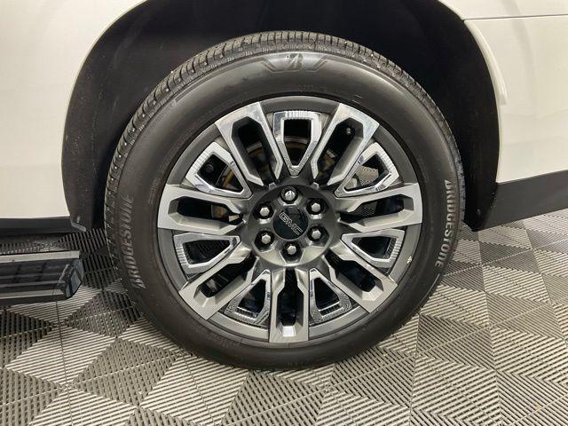 Photo of 2023 White Frost Tricoat GMC Yukon XL