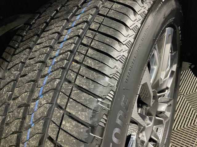 Photo of 2023 White Frost Tricoat GMC Yukon XL