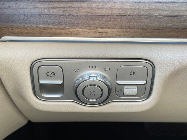 Photo of 2025 MANUFAKTUR Moonlight White Metallic Mercedes-Benz GLE 450e