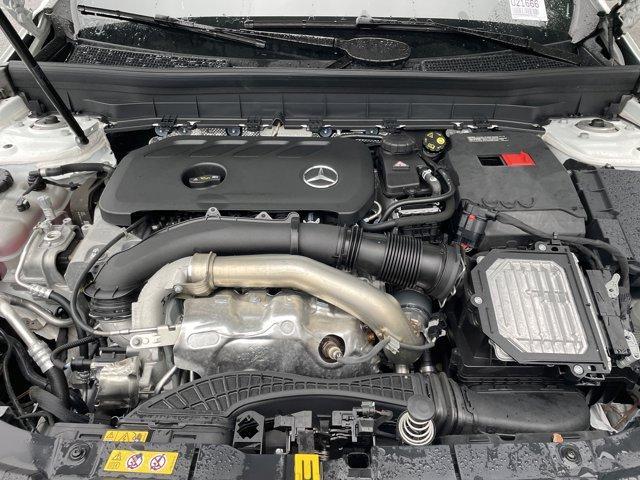 Photo of 2024 Polar White Mercedes-Benz GLB 250