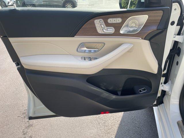 Photo of 2025 MANUFAKTUR Moonlight White Metallic Mercedes-Benz GLE 450