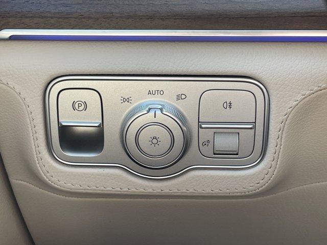 Photo of 2025 MANUFAKTUR Moonlight White Metallic Mercedes-Benz GLE 450