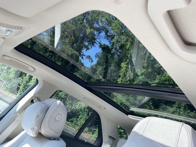 Photo of 2025 MANUFAKTUR Moonlight White Metallic Mercedes-Benz GLE 450