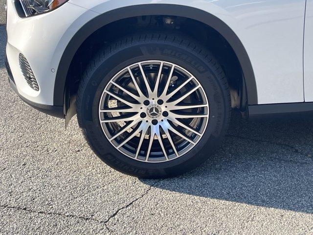 Photo of 2026 MANUFAKTUR Moonlight White Metallic Mercedes-Benz GLC 300