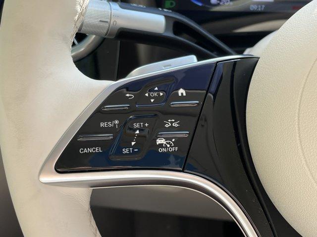 Photo of 2025 MANUFAKTUR Moonlight White Metallic Mercedes-Benz EQS 450+