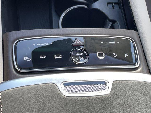 Photo of 2025 MANUFAKTUR Moonlight White Metallic Mercedes-Benz EQS 450+